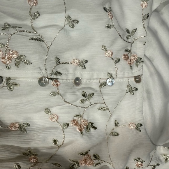 ARULA Cream Floral Blouse with Ruffle Detail - Picture 12 of 14